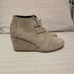 Womens Tom’s Tan Suede Wedge boot size 9